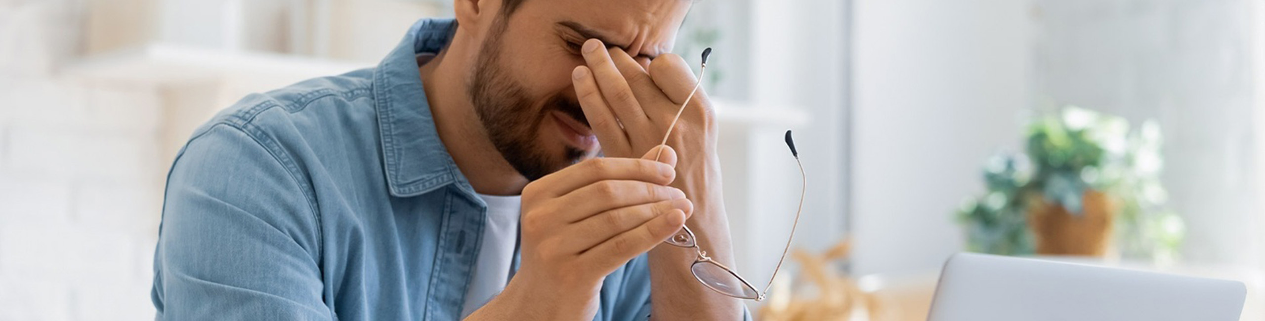 Мъж е стресиран от работа.