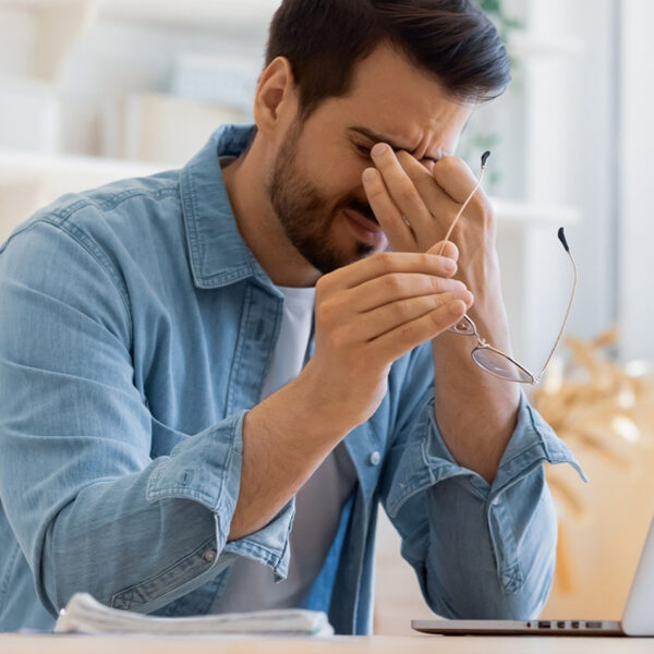 Мъж е стресиран от работа.