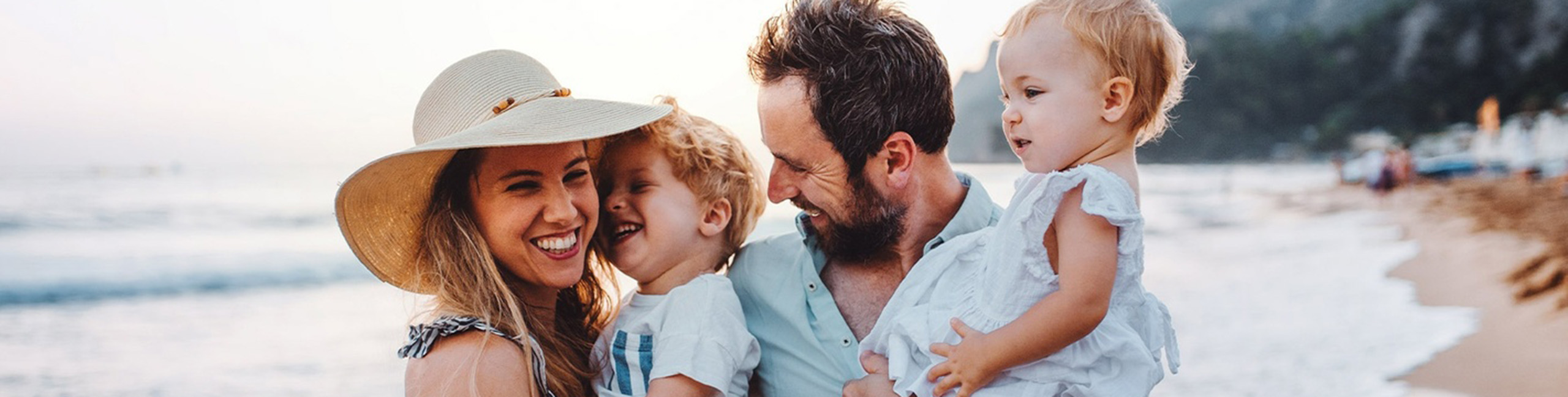 Младо семейство на почивка, празник.
