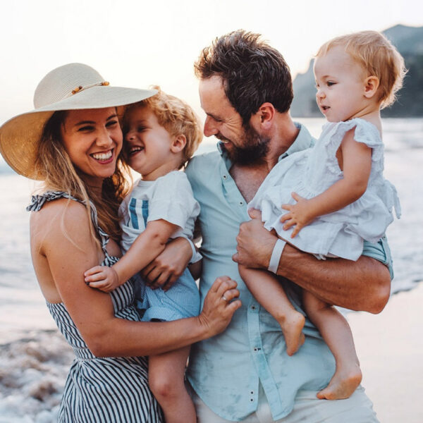 Младо семейство на почивка, празник.