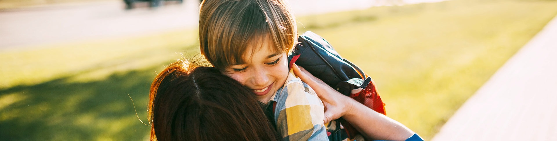 син прегръща майка си