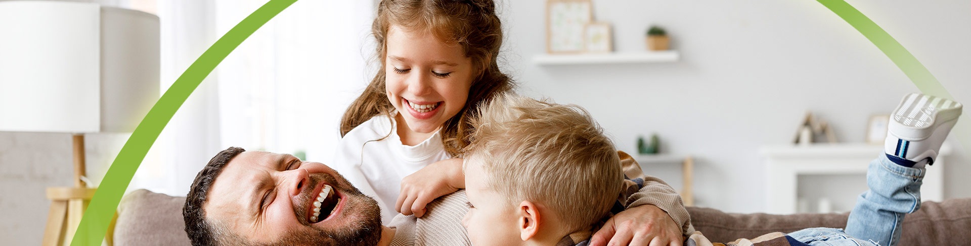 баща си играе с деца
