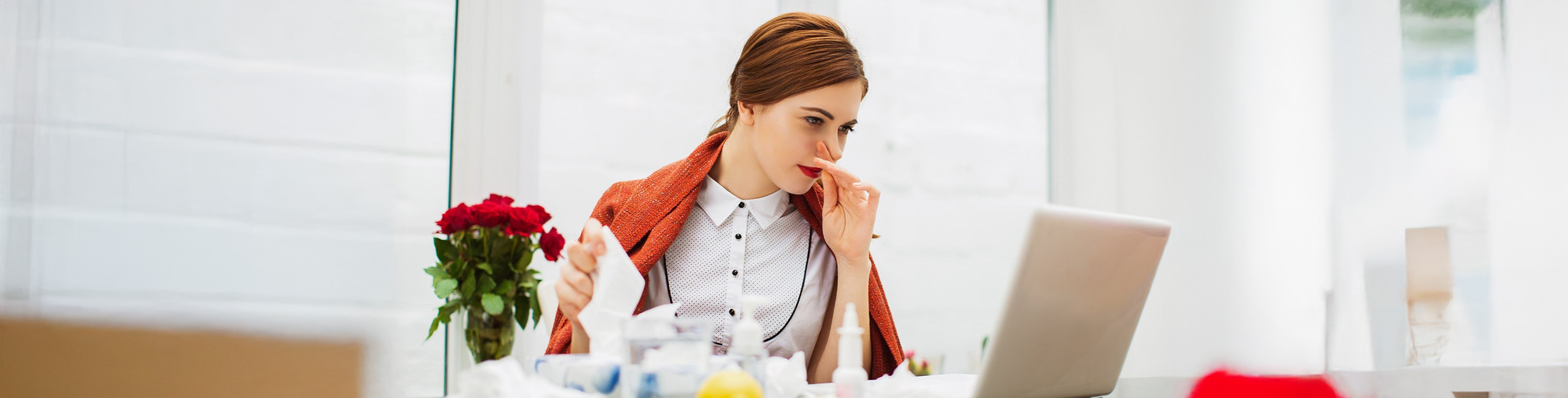 Болна жена с настинка в офиса.