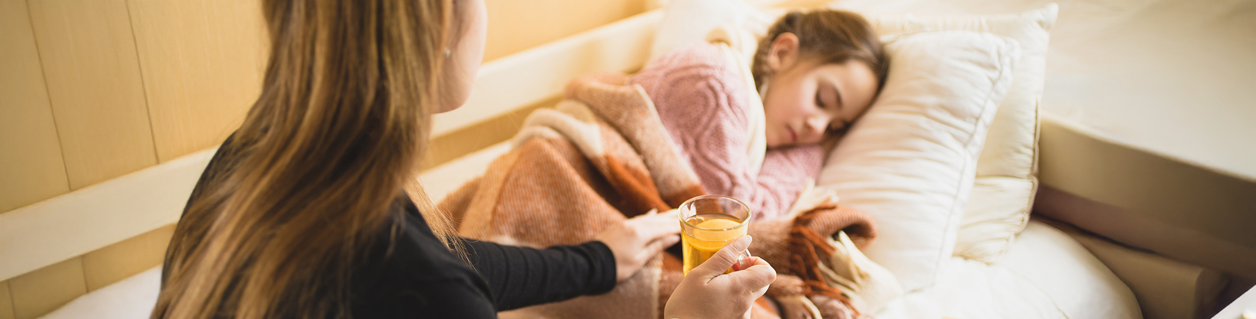 Болна ученичка и майка ѝ.
