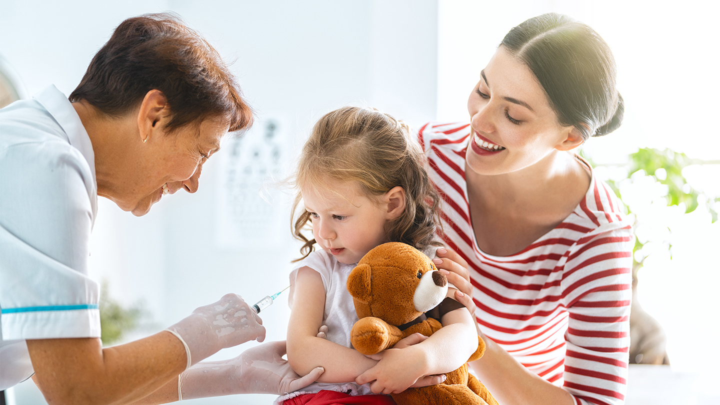 Момиче се ваксинира при лекар.