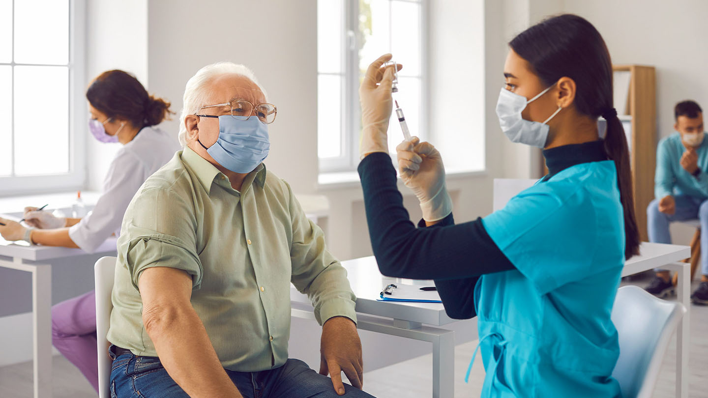 Ваксинация на възрастен господин, укрепване на имунната система.
