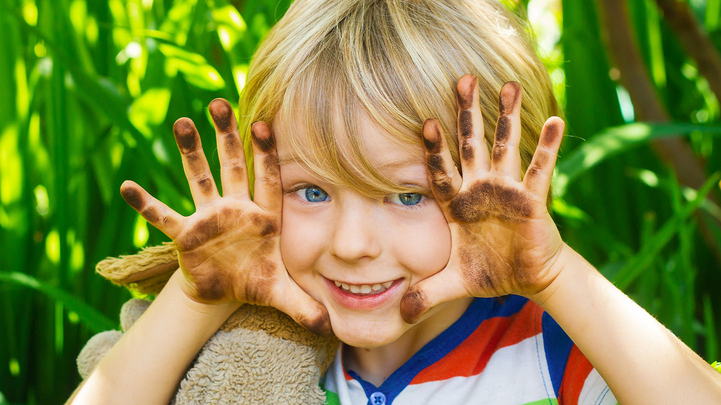 Момче с мръсни ръце.
