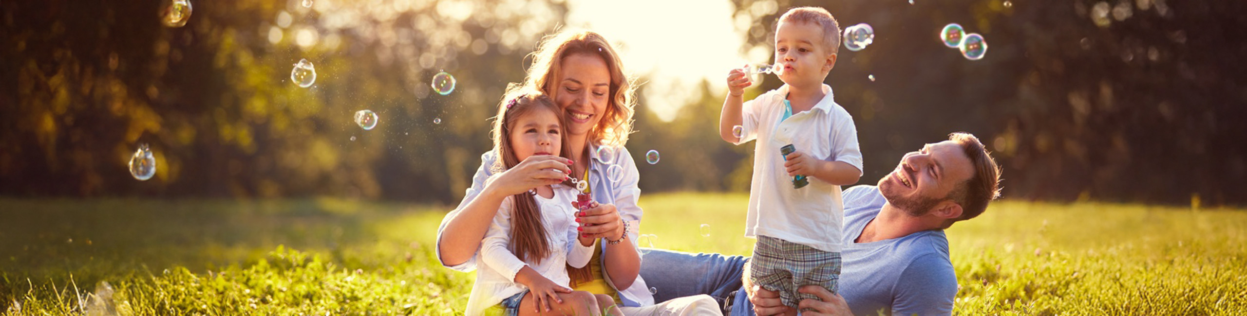 Безгрижно, здраво семейство, играещо на открито.
