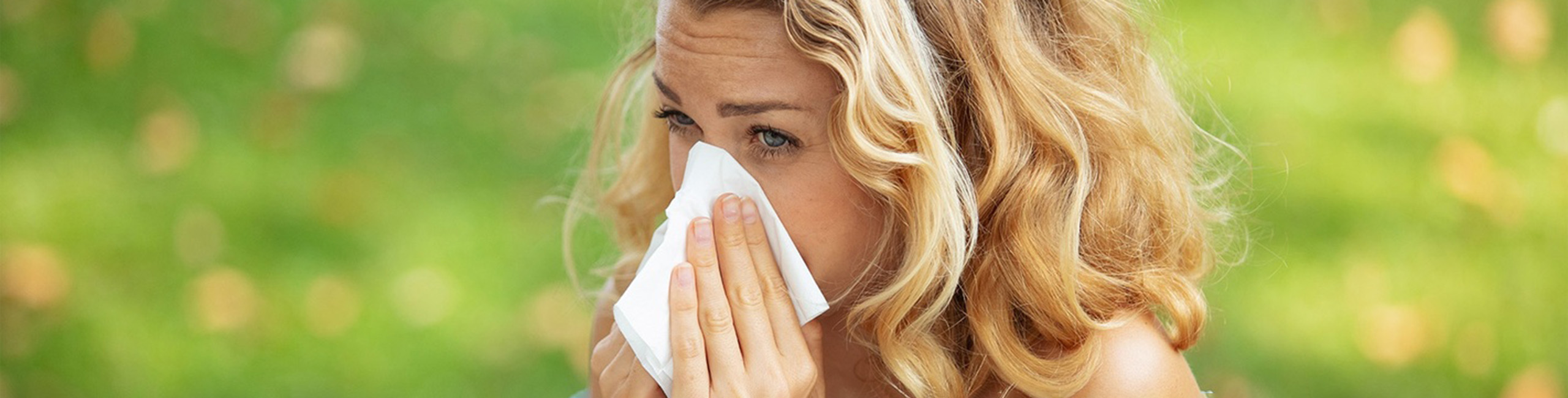 Жена с респираторна инфекция през лятото.