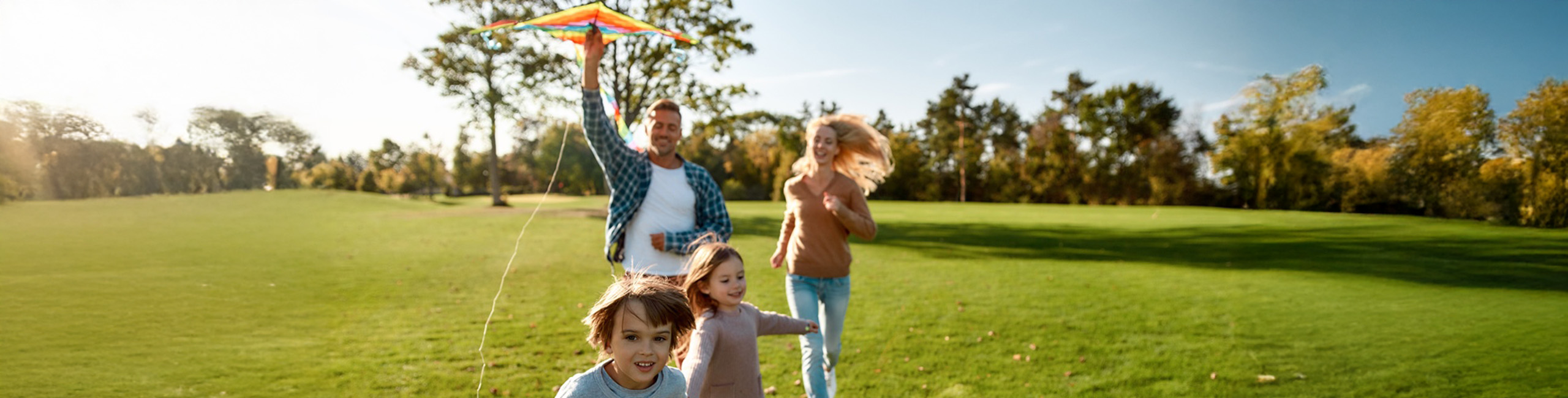 Семейство на открито, наслаждавайки се на почивка.
