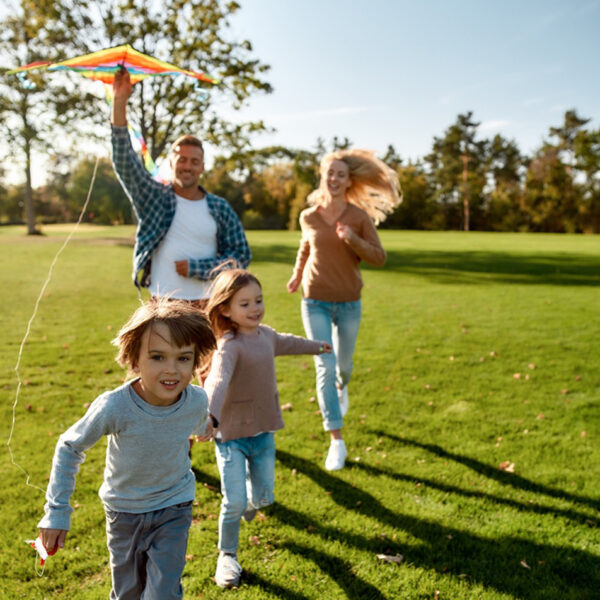 Семейство на открито, наслаждавайки се на почивка.