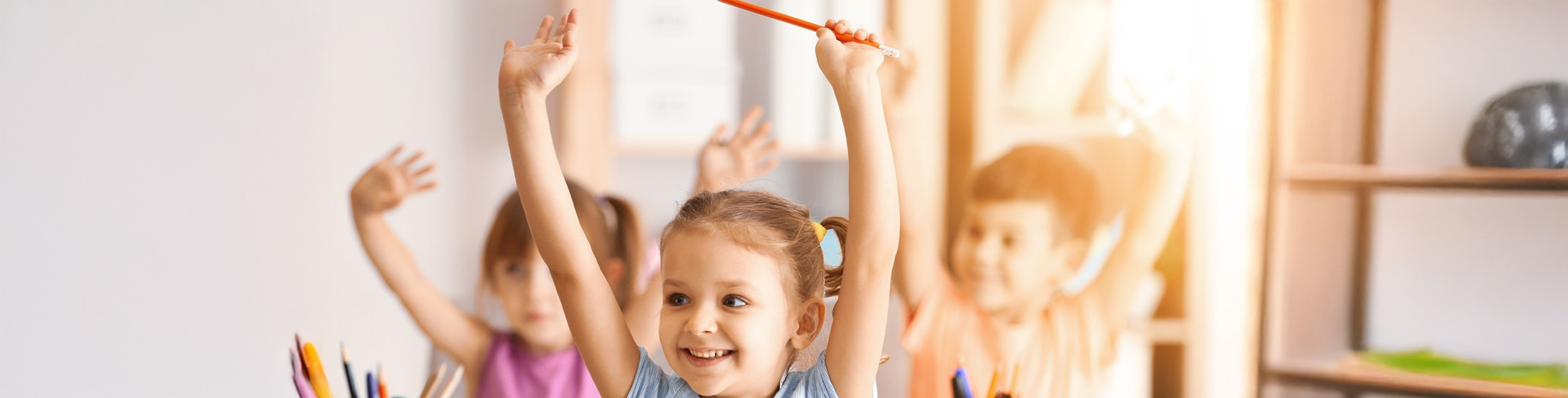 Щастливи деца в училище или детска градина.
