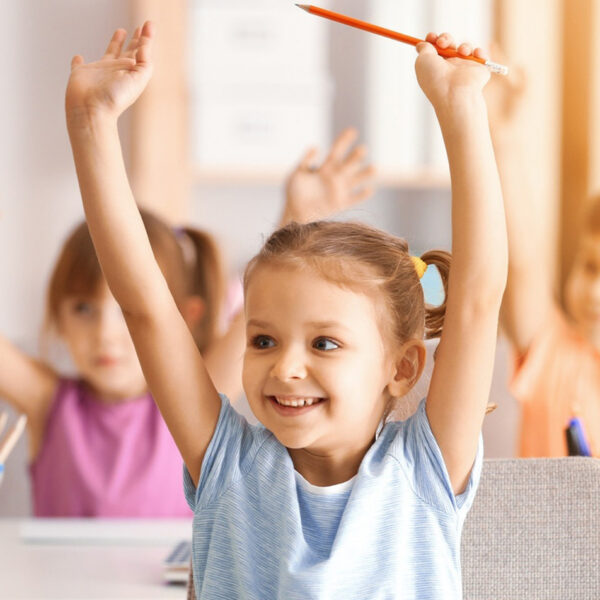 Щастливи деца в училище или детска градина.