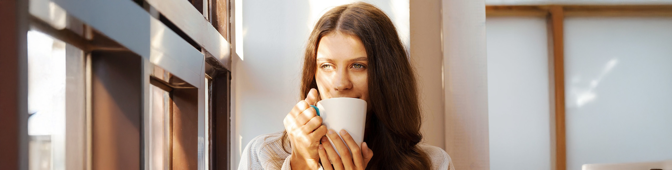 Жена пие студен чай.