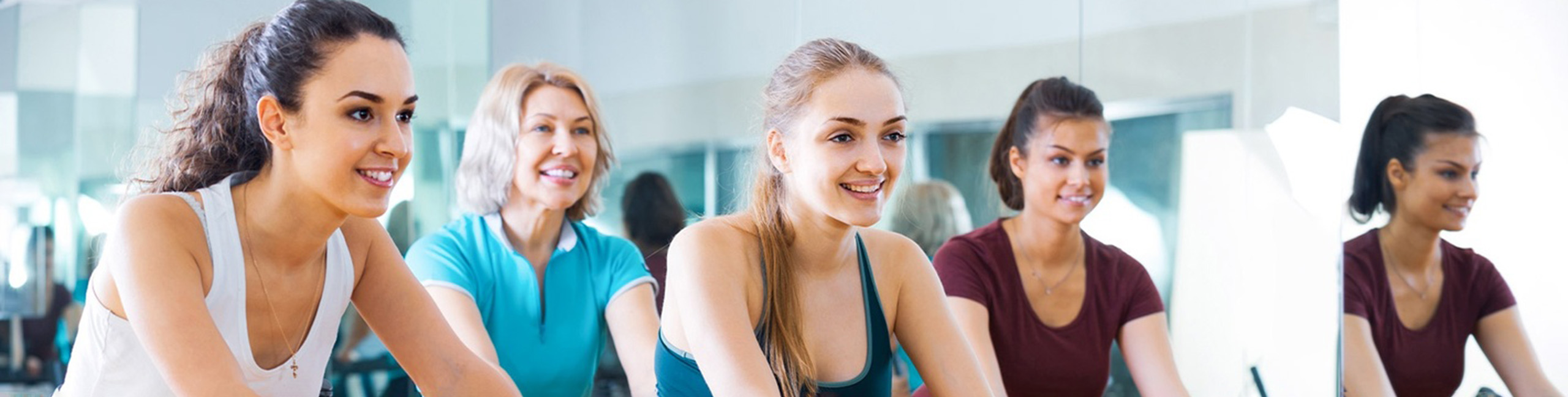 Младите жени се радват на групови упражнения.
