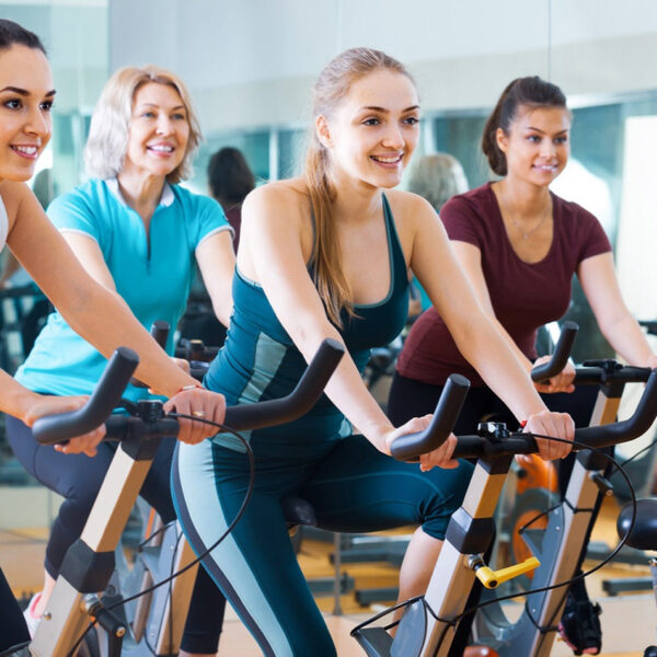 Младите жени се радват на групови упражнения.
