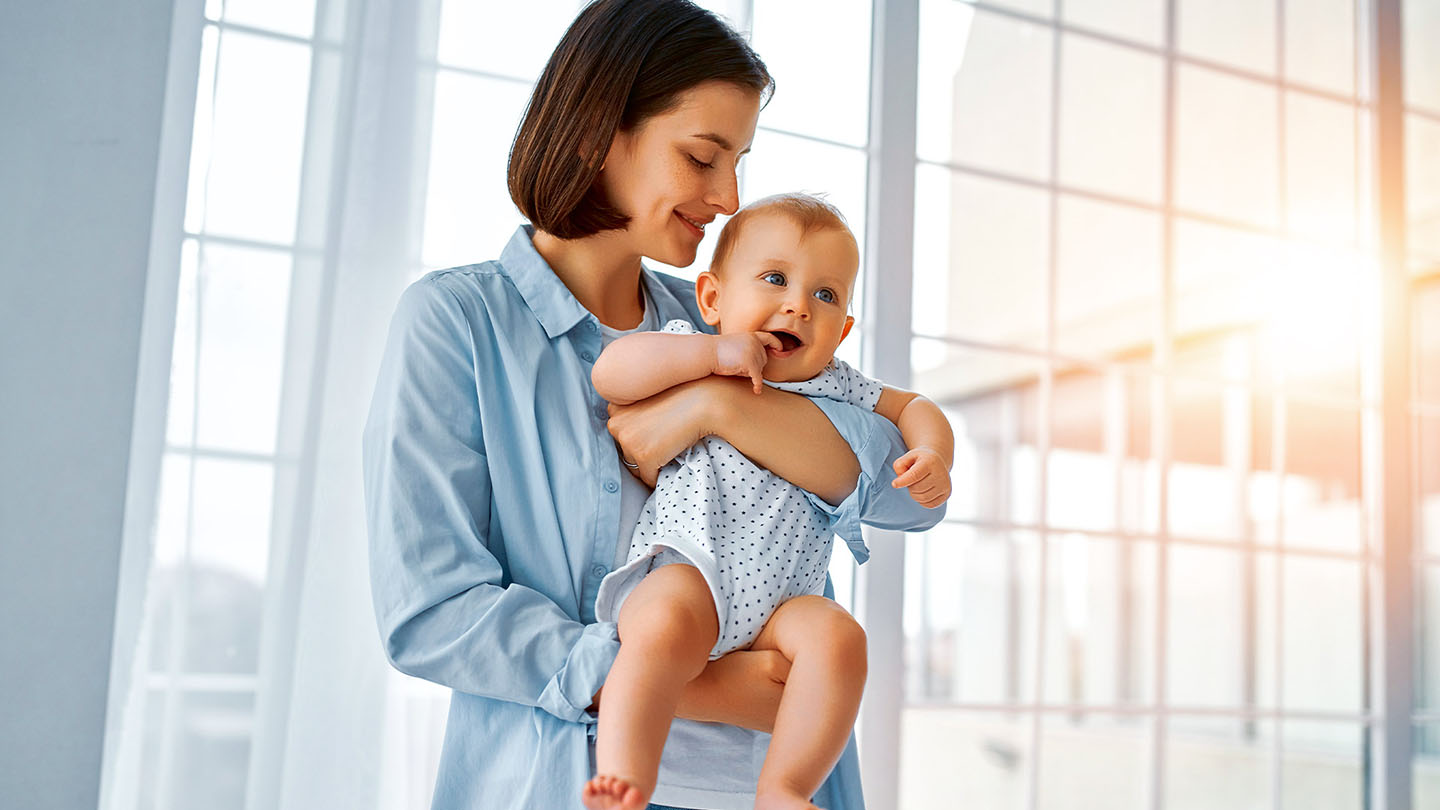 Майка с дете на ръце.
