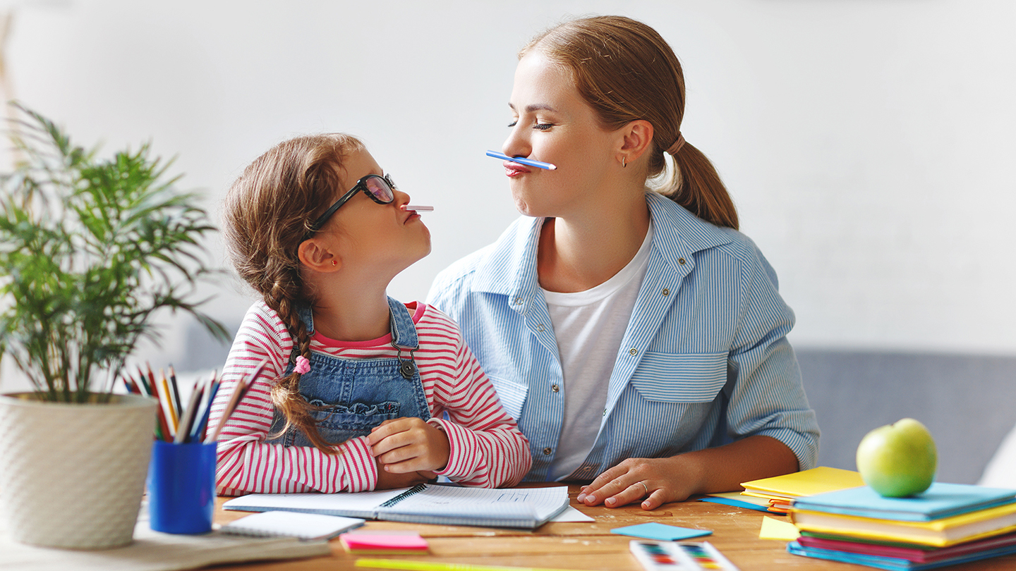 Сестрите играят, докато си пишат домашните.
