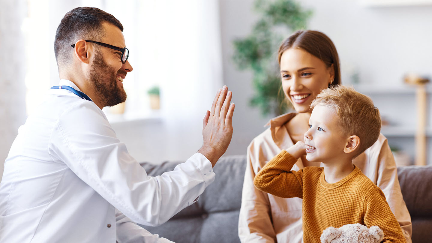 Детето и майката се преглеждат от педиатър.