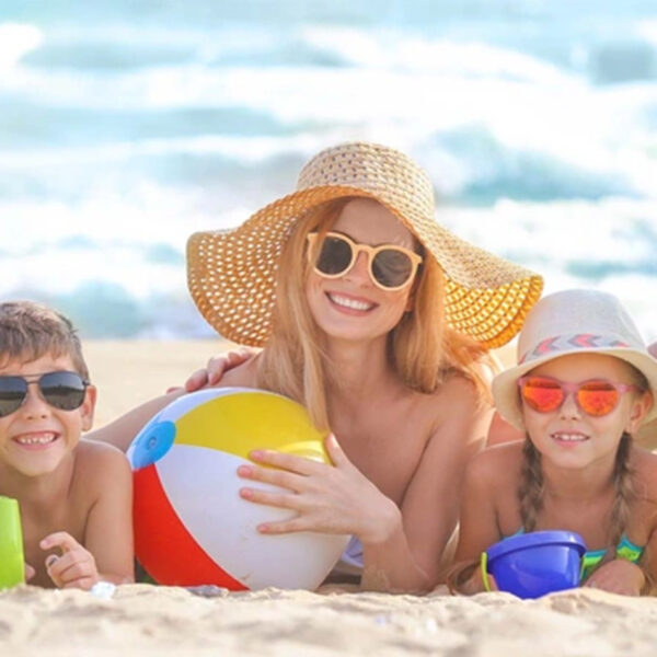 Лято и болести при децата; семейство на морето се наслаждава на плажа и слънцето.