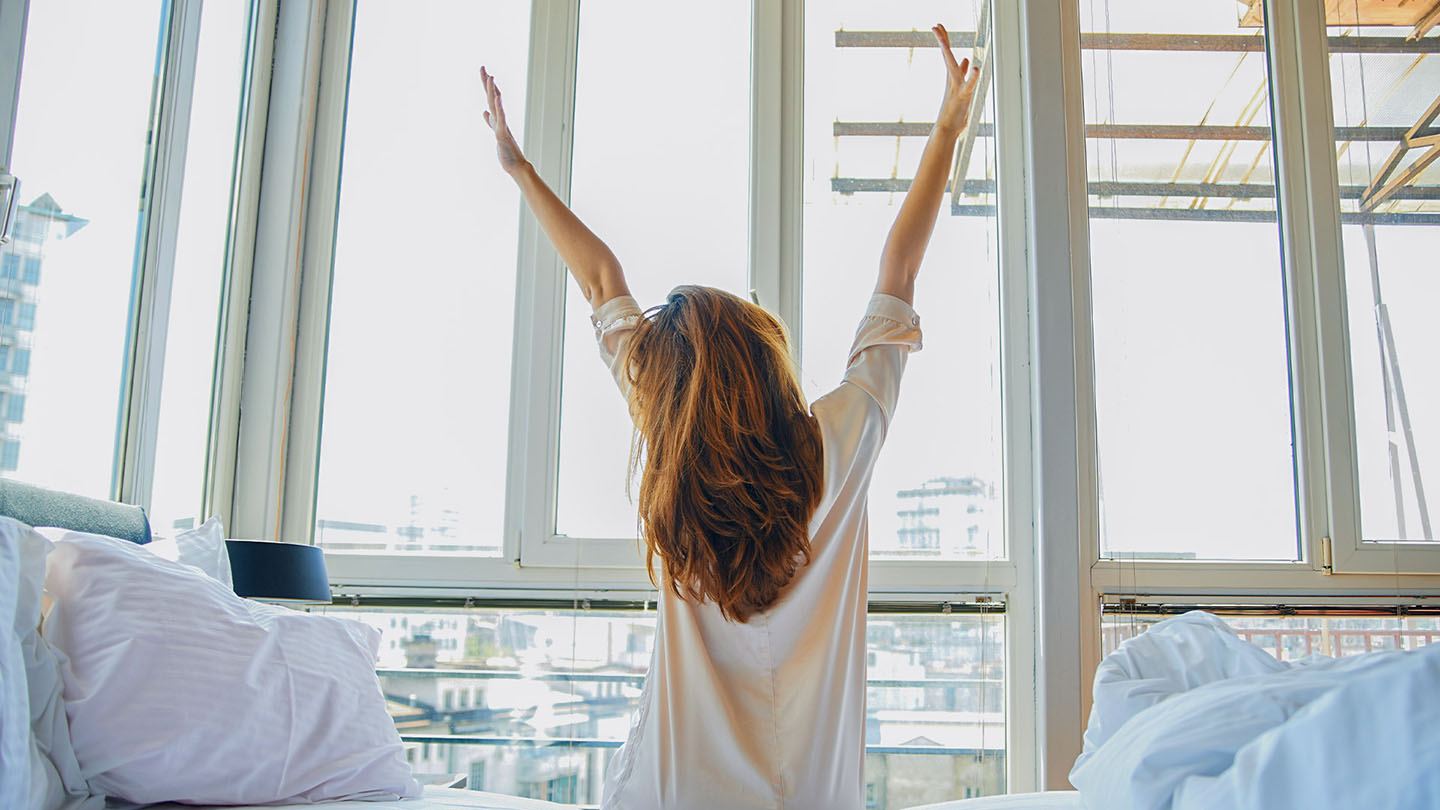 Събуждане до прозореца; почивката е ключът към възстановяването от болест.