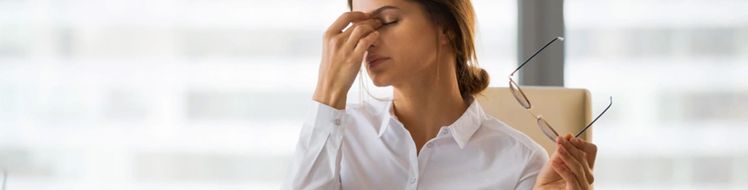 Уморена жена на бюрото в офиса, стрес, изтощение.