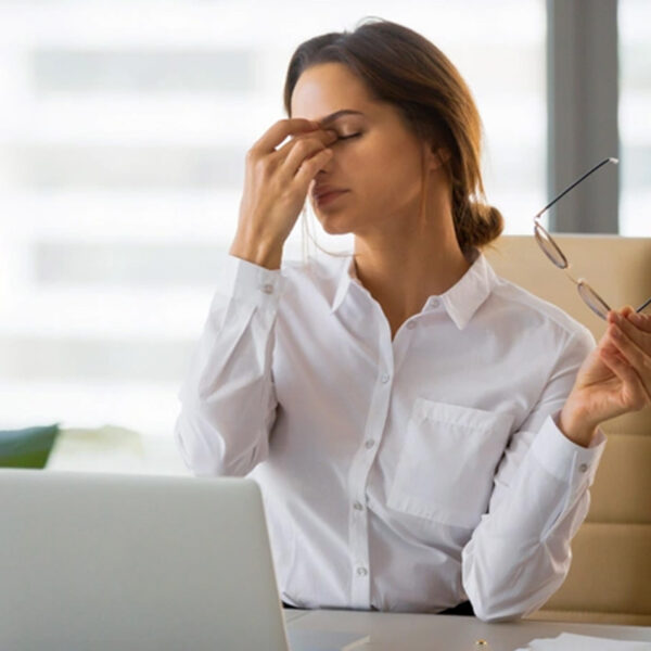 Уморена жена на бюрото в офиса, стрес, изтощение.