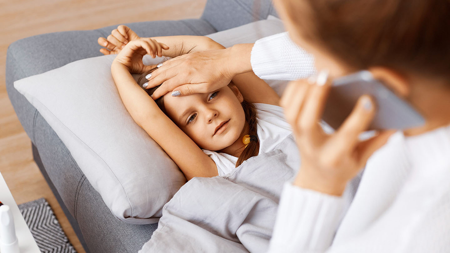 Болно дете с майка, настинка, грип.
