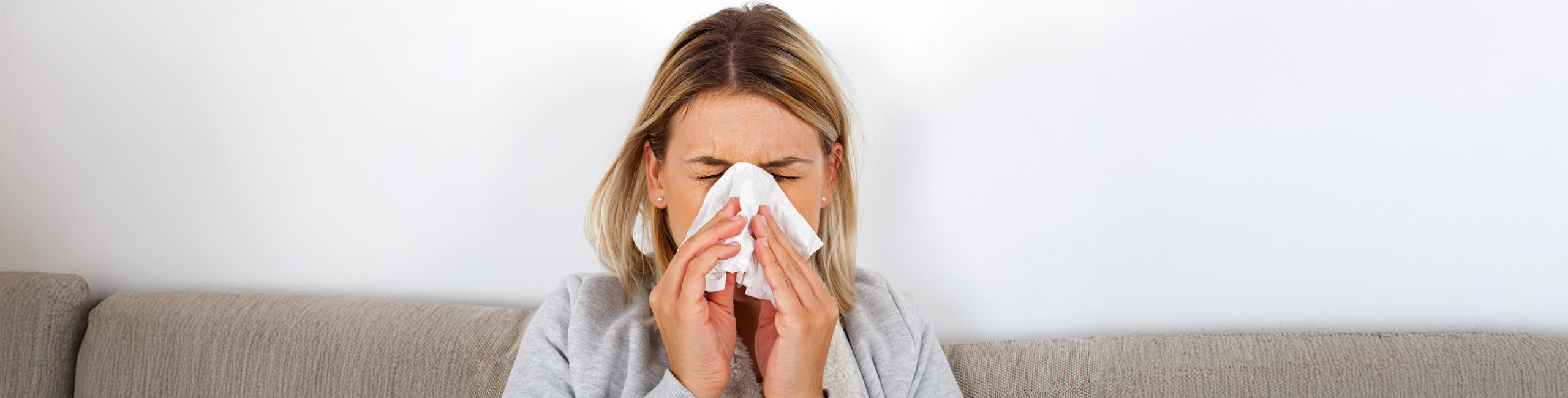 Болна жена, разлика между настинка и грип.
