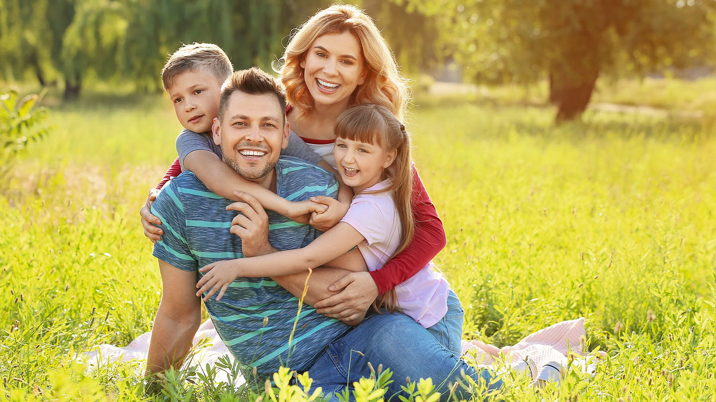 Щастливо семейство на пикник сред природата.
