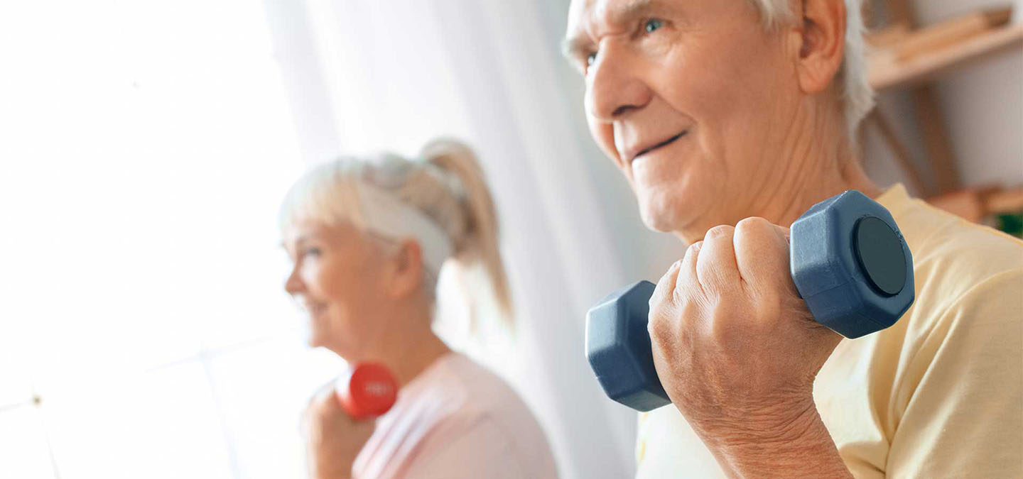 Възрастна двойка спортува, укрепвайки имунната система.
