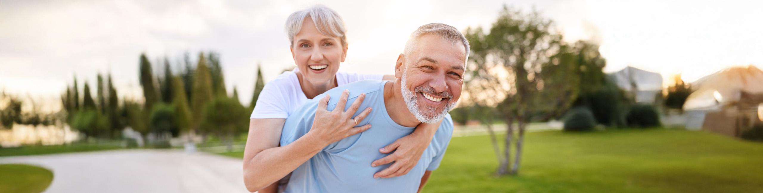 Здрава възрастна двойка, наслаждаваща се на природата.
