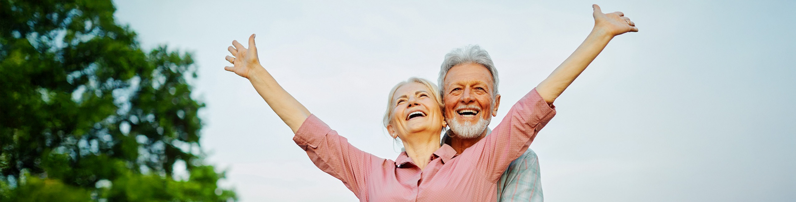 Възрастна двойка с добра имунна система.
