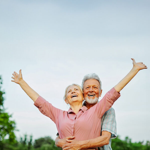 Възрастна двойка с добра имунна система.
