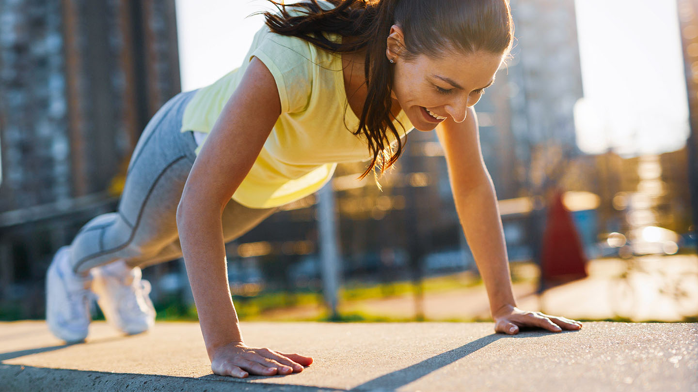 Жена, която прави физически упражнения.