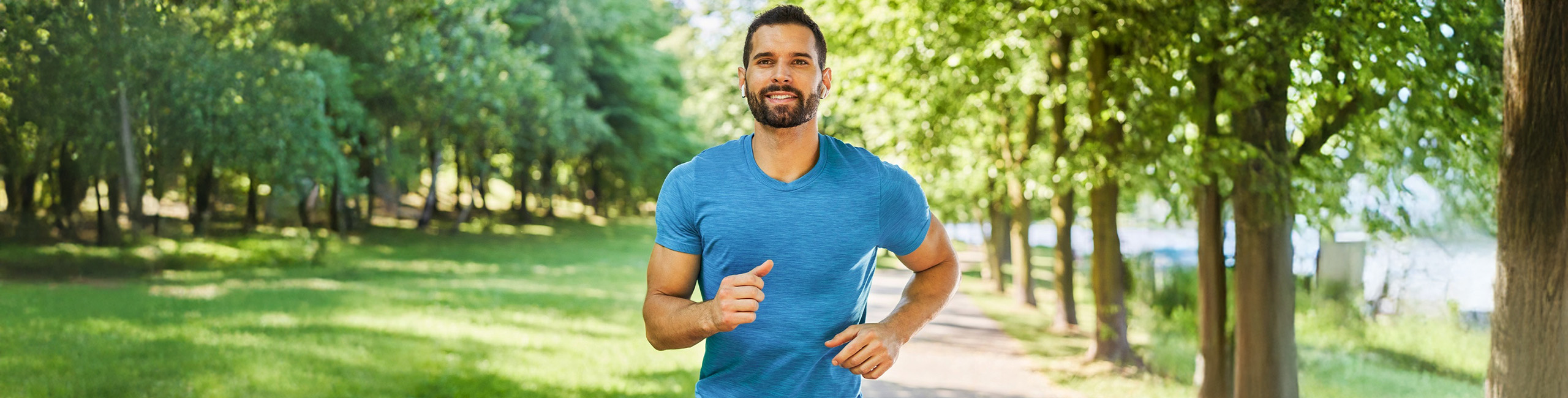 Мъж тича в парка, физическа активност.