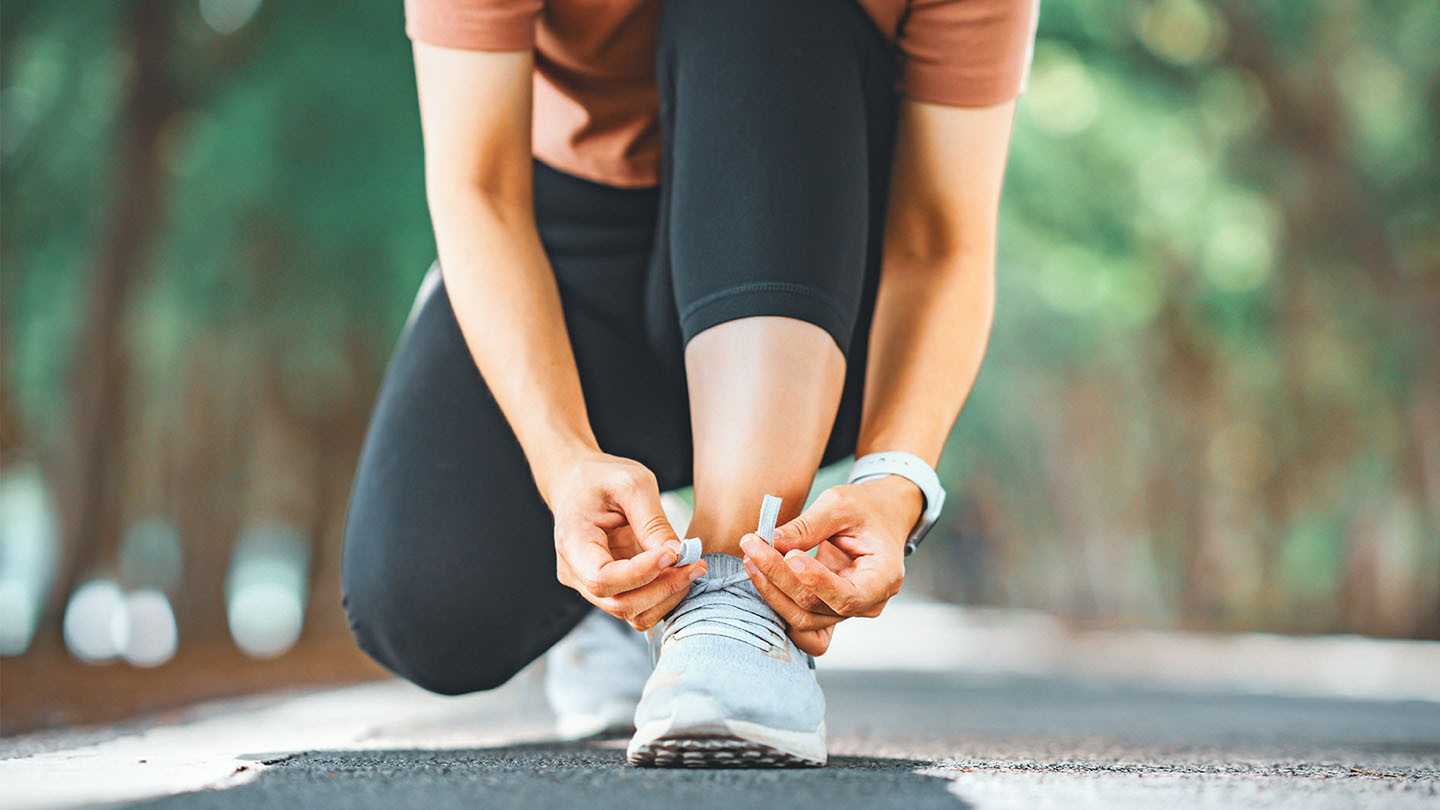 Връзване на връзките на обувките преди бягане.