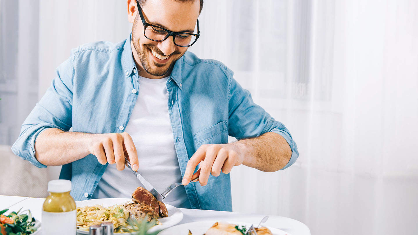 Човек с настинка яде лека храна.