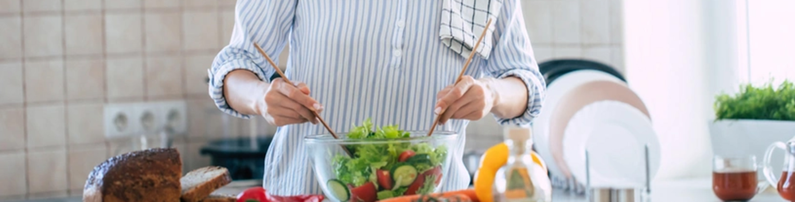 Zhena prigotvya zdravoslovna salata, pŭlna s vitamin C i tsink.