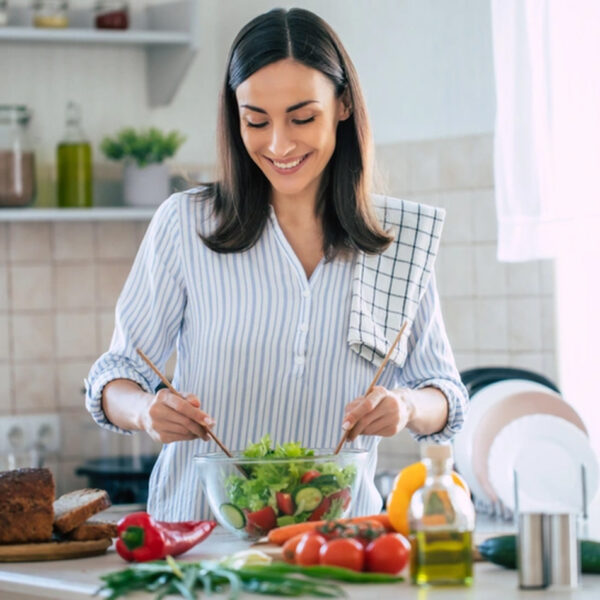 Zhena prigotvya zdravoslovna salata, pŭlna s vitamin C i tsink.